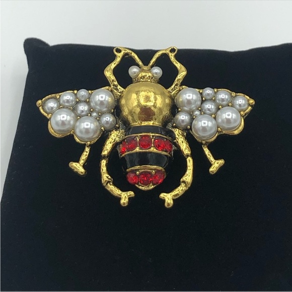 Pearl Bee Brooch - Picture 4 of 7